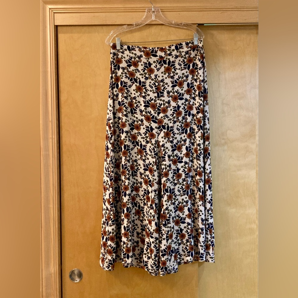Ankle length floral skirt.  Sz Large